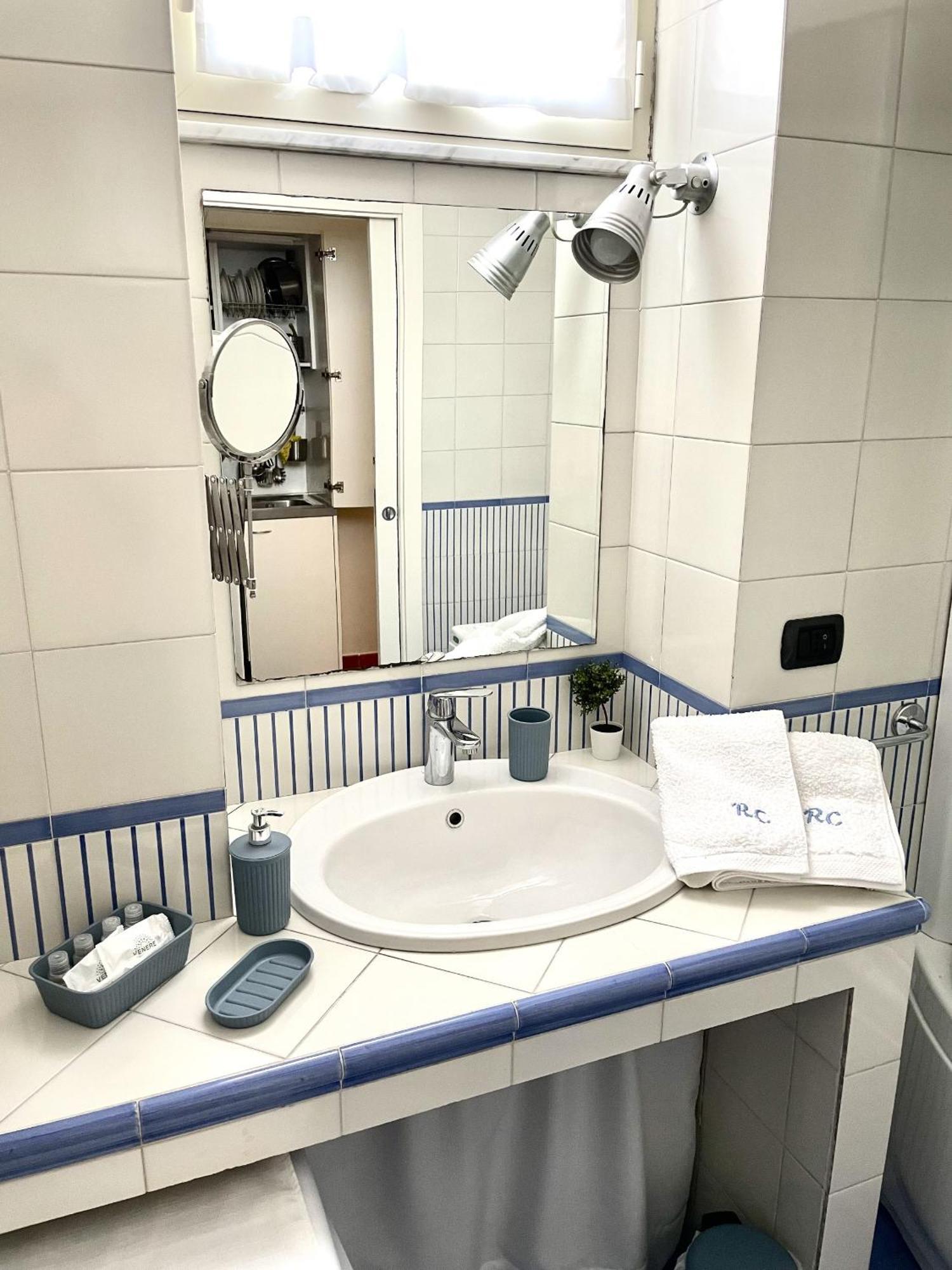 Residenza Chiaia Bed & Breakfast Наполи Екстериор снимка